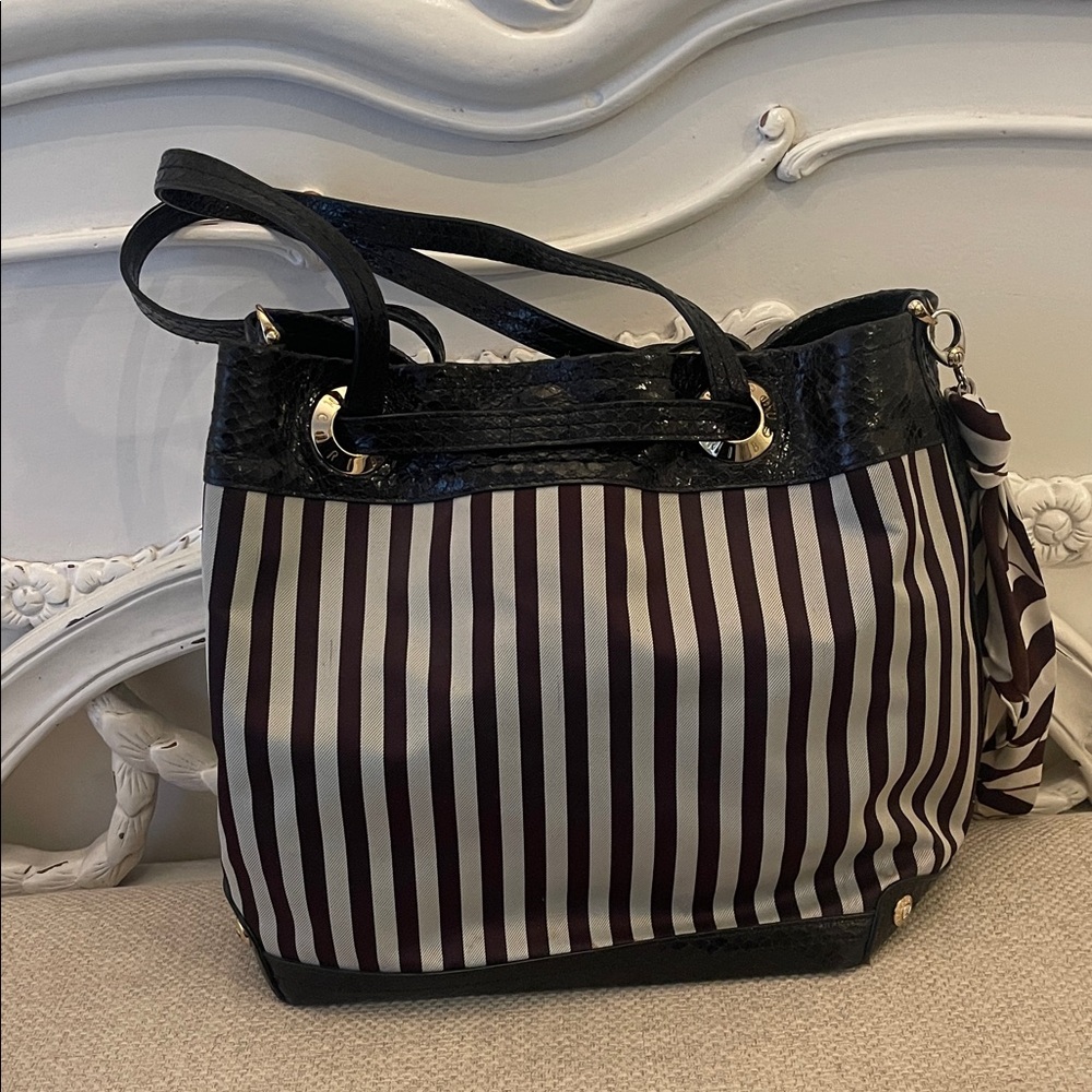 Elegant Striped Tote Bag in Black and Brown - Picture 4 of 11